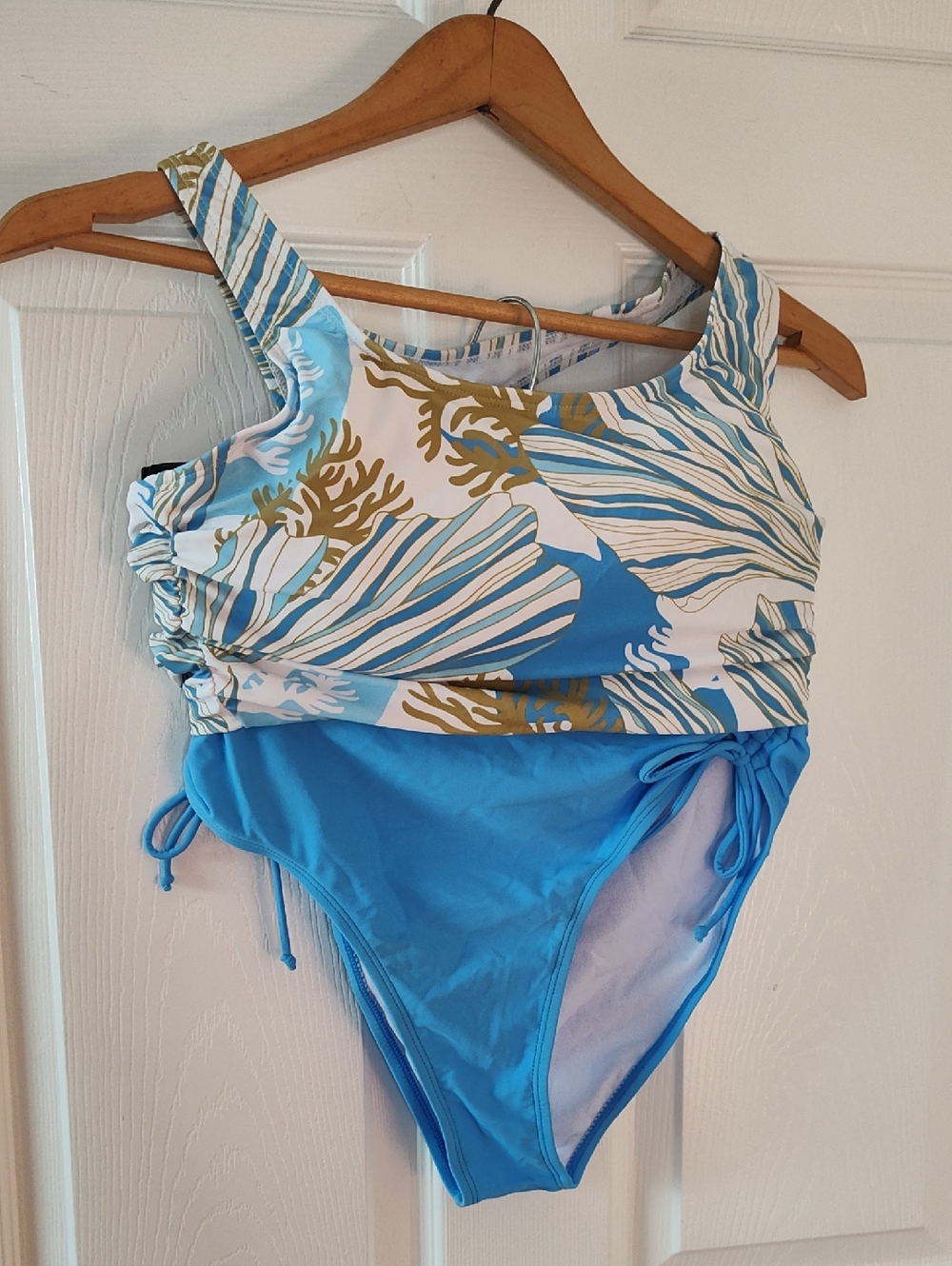 Source Unknown Blue and White Women’s Two-Piece Bikini with Coral Print